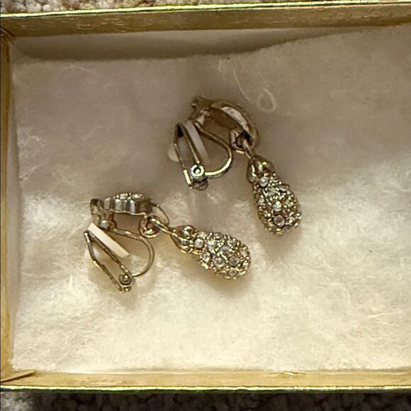 Elegant Costume Jewelry Gold Drop Earrings for NON PIERCED EARS - Picture 3 of 5